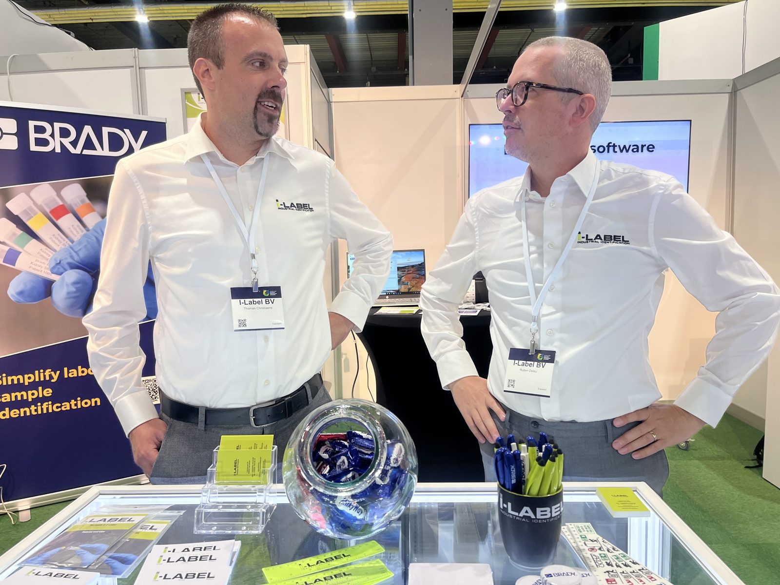 Thomas en Ruben van I-Label op een vakbeurs